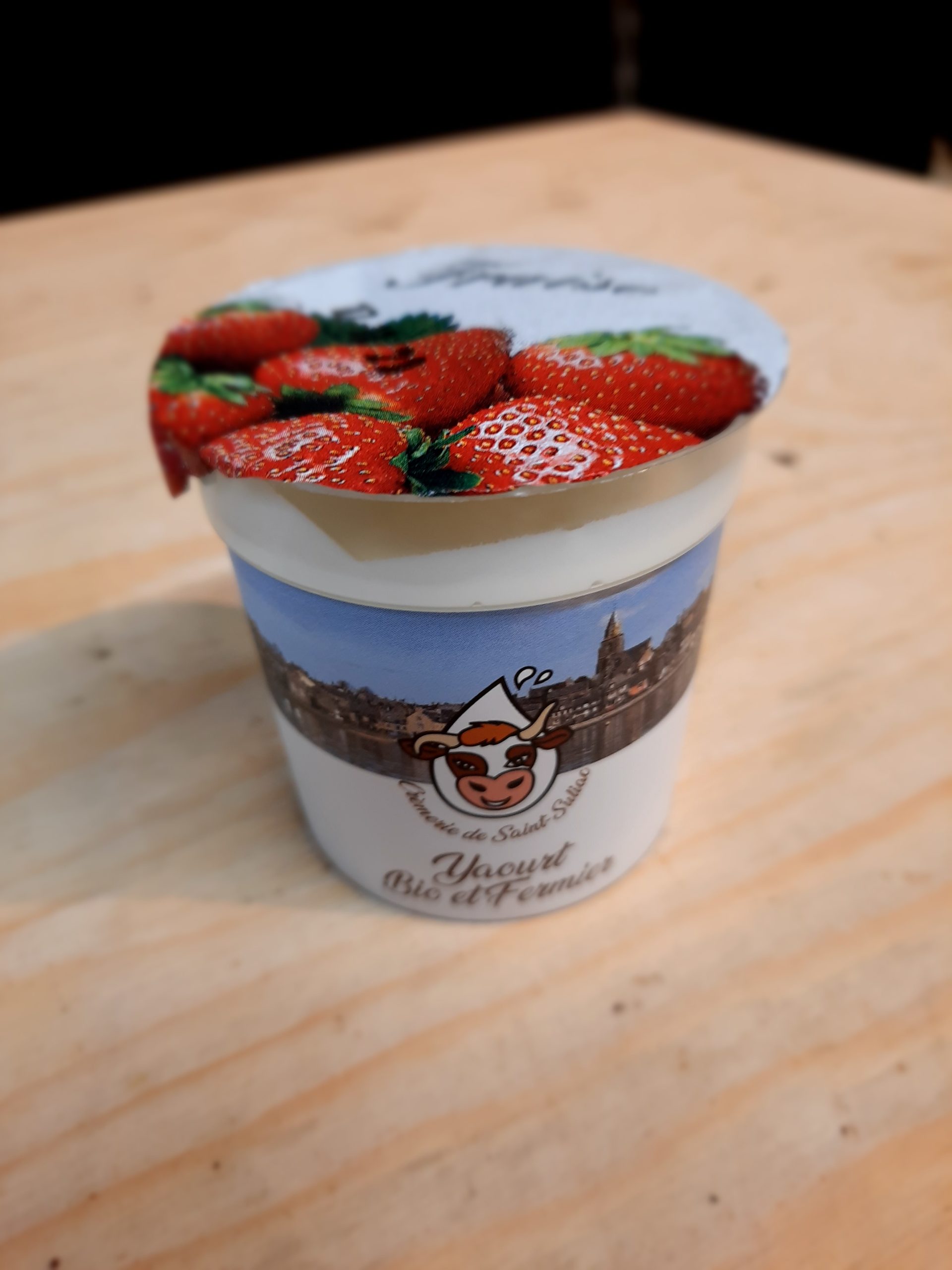 Yaourt lait de vache sur lit de fraise / Crèmerie St Suliac